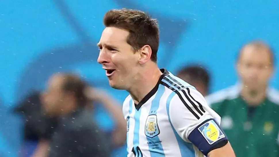 PURA EMOCIÓN. Messi se mostró desborado al finalizar la definición de los penales. FOTO TOMADA DE TN.COM.AR