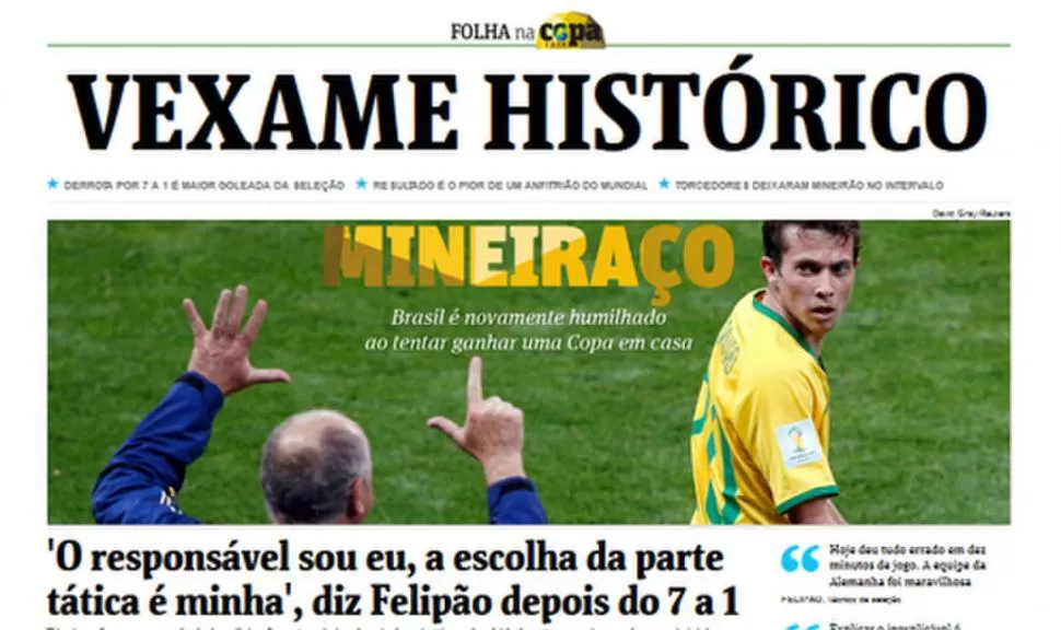 SIN CONSUELO. Tras el partido, Klose y Schürrle intentan dar aliento a un abatido Oscar, autor del descuento brasileño. reuters