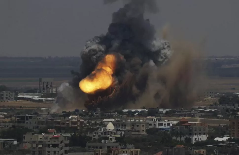 EN RAFAH. La aviación israelí destruye un objetivo de Hamas, al sur de la Franja de Gaza. La región está envuelta en una nueva espiral de violencia. reuters