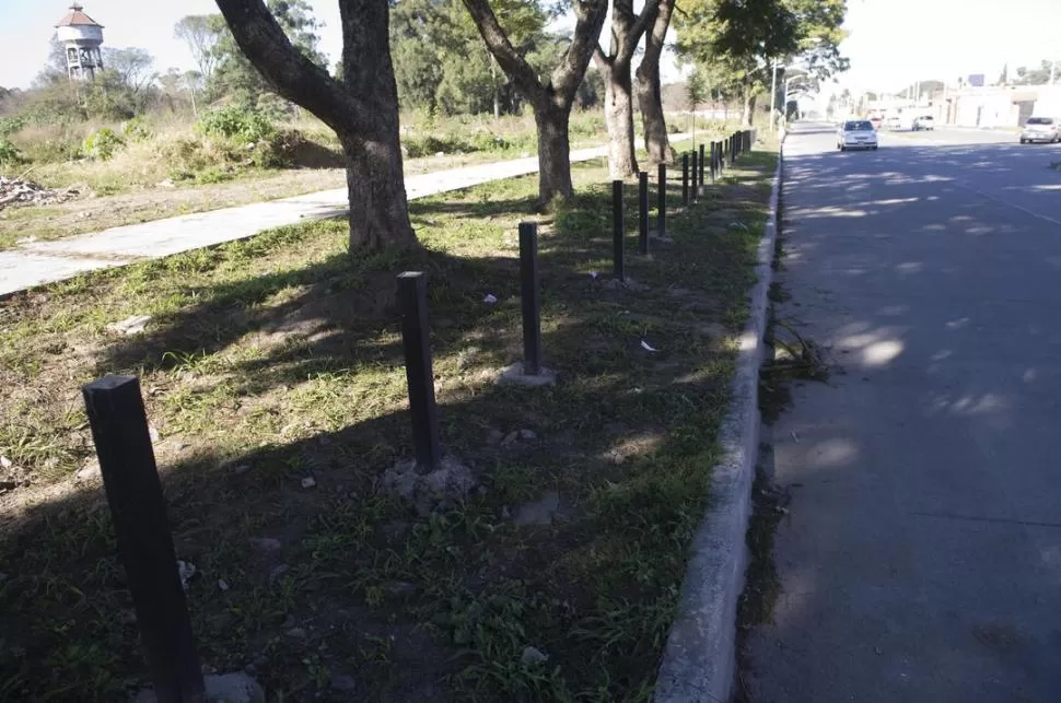 ACCIÓN. El vecino Enrique Molina colocó postes para frenar los carros. 
