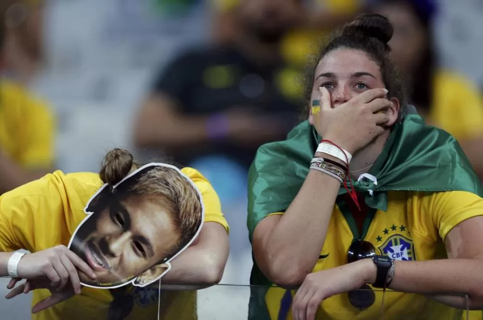 DE POCO SIRVIÓ. Antes de empezar el encuentro en Belo Horizonte se repartieron máscaras con la imagen de Neymar, la estrella local que no pudo jugar por lesión. fotos de reuters