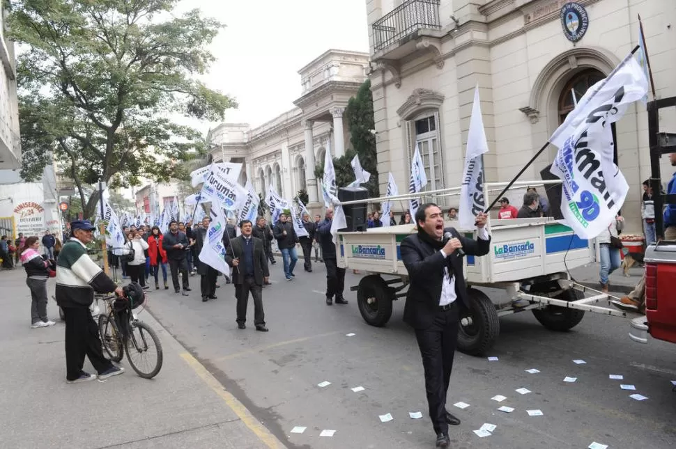 RUIDOSA PROTESTA. Bancarios marcharon ayer por el centro de la capital. la gaceta / foto de franco vera