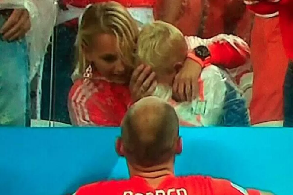 El llanto desconsolado del hijo de Robben por la derrota