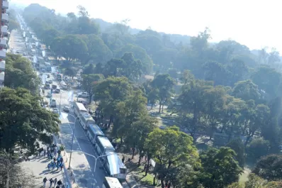 Gorras, banderas, miles de “combos patrios” y más de 500 colectivos