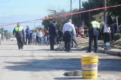 Lavaba autos en la calle para ganarse la vida, murió al ser atropellado y el conductor huyó