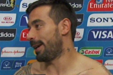 Las pochitas lograron que Lavezzi festeje sin camiseta