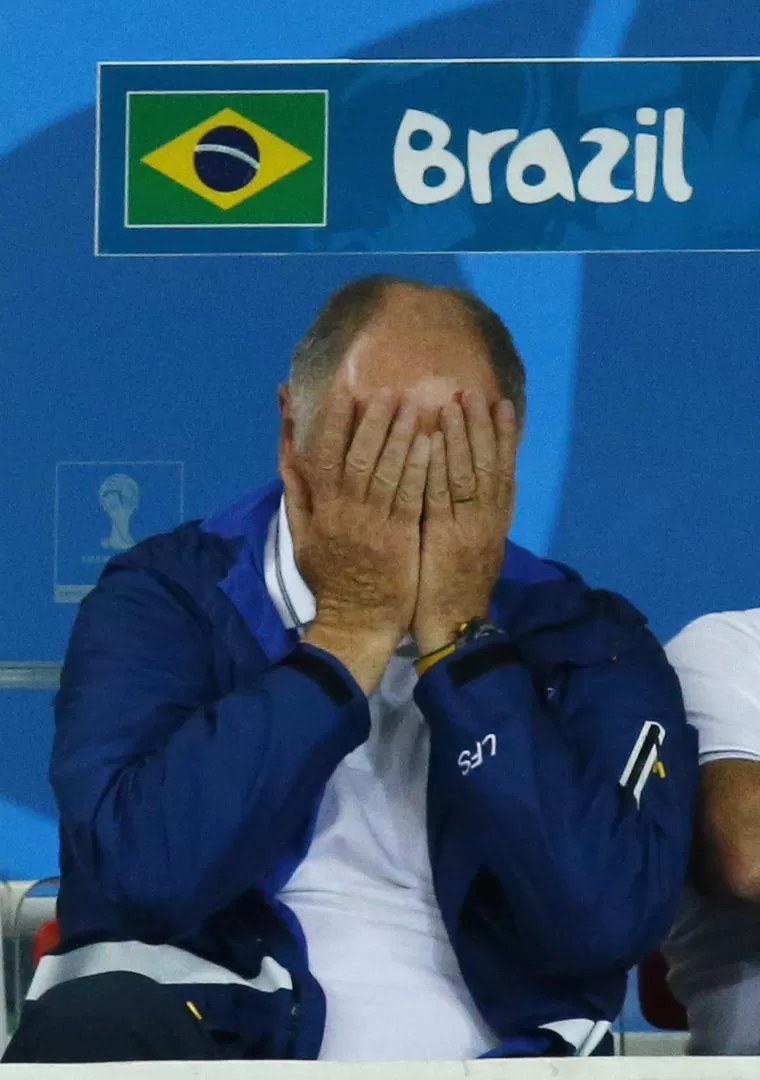 MEJOR NO MIRAR. Scolari tiene un horizonte tapado, al menos en la selección brasileña, luego de la histórica goleada. reuters