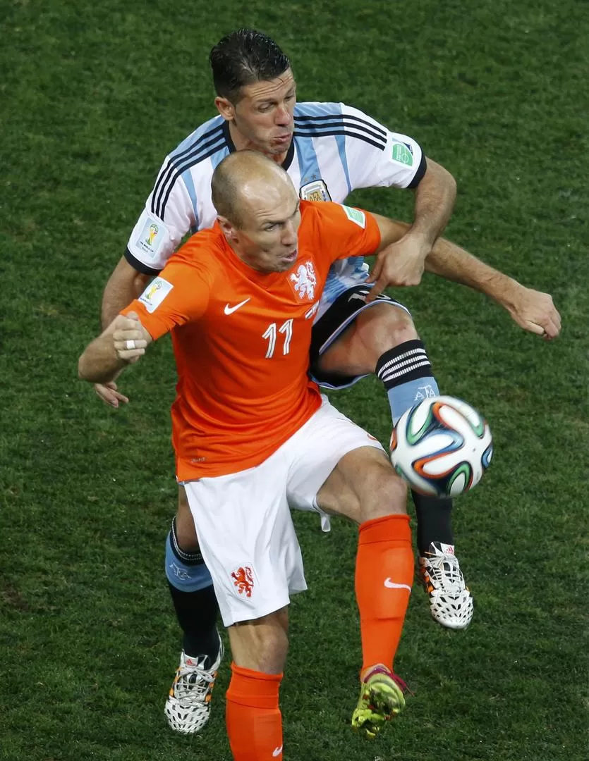 FIRME. Demichelis incomodó a Robben mientras tenía el balón. 