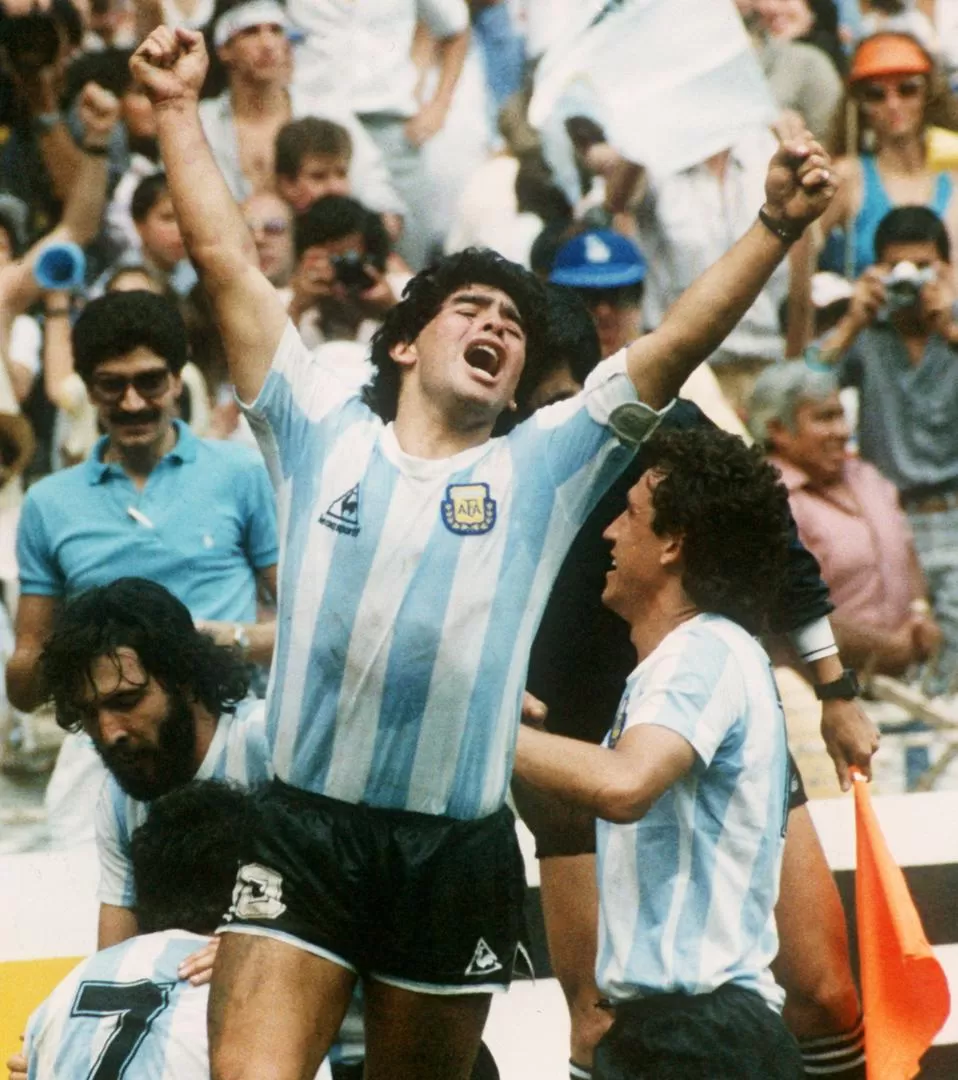 SEGUNDO GRITO. En 1986, Maradona alzó la Copa de México frente a Alemania.