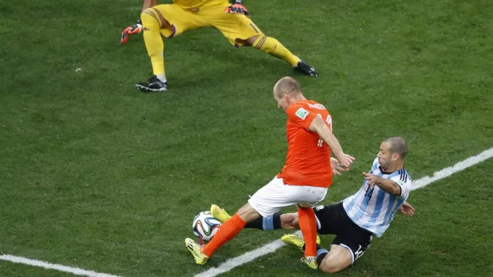 JUSTO. Javier Mascherano y el momento en que le tapa la pelota a Robben, en el último minuto del partido.