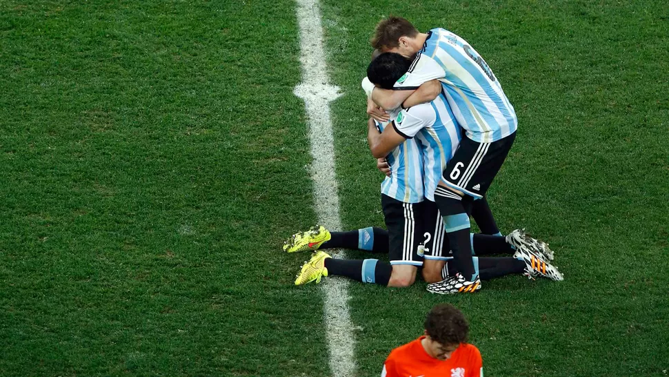 EUFORIA. Los argentinos celebraron largamente la clasificación a la final de la Copa del Mundo. REUTERS