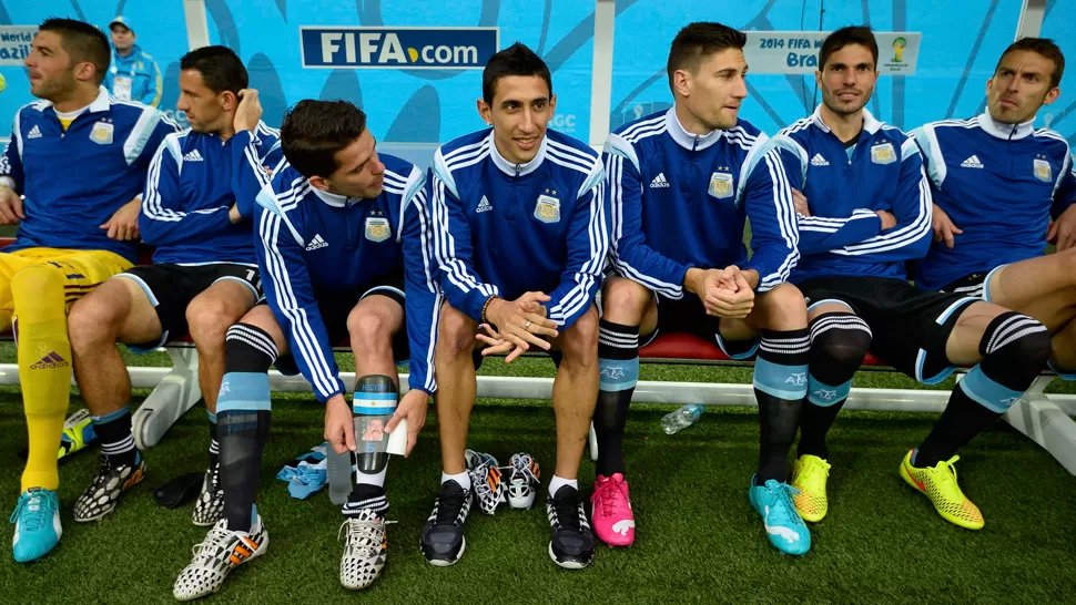 ANSIOSOS. Fideo y sus compañeros de banco durante el partido ante Holanda. REUTERS