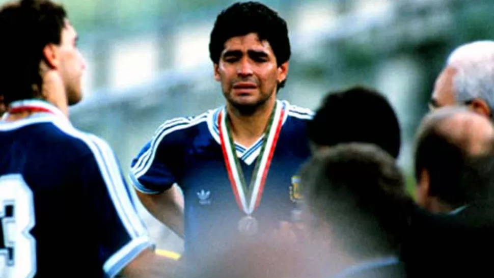 DOLOR. Maradona y una imagen que quedó en la memoria de muchos. ARCHIVO