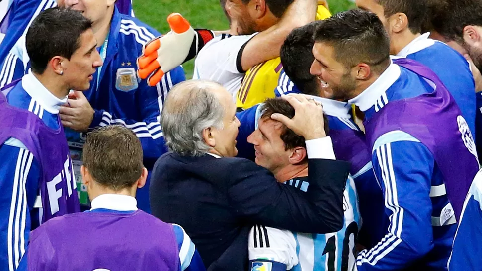 EUFORIA. Pachorra se une con Messi en medio de los festejos argentinos en San Pablo. REUTERS