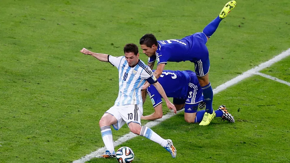 ANTE BOSNIA. Messi encontró espacios y le dio la victoria a la Selección ante los balcánicos. REUTERS