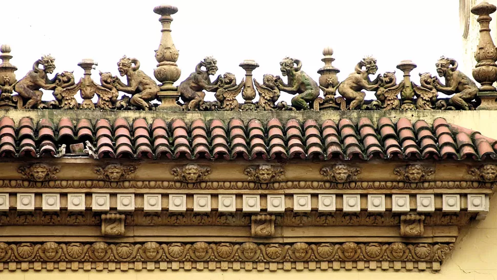 SAN MARTÍN AL 400. Extraños monstruos parecen instalados en la cornisa del edificio de la Federación Económica (mitad del s. XIX), luego de la remodelación encarada por arquitecto español José Graña en 1924. 
