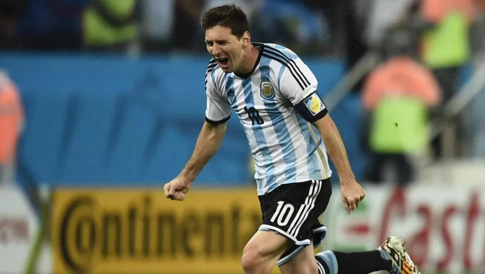 COMO UN NIÑO. Messi sale corriendo a abrazarse con sus compañeros luego de la definición de “Maxi” Rodríguez. REUTERS