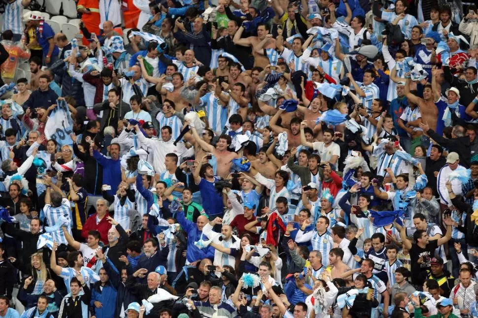 EL AGUANTE SIEMPRE ESTUVO. Sin importar las distancias ni los costos, los fanáticos argentinos acompañaron a la Selección en todos los duelos del certamen. 