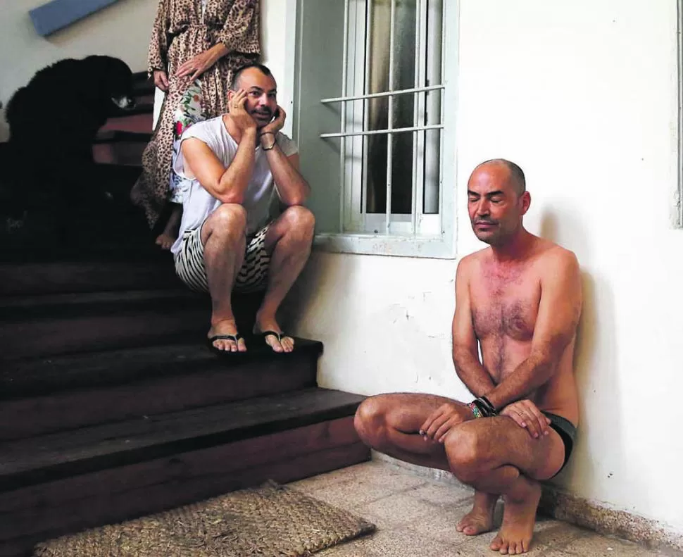 TEL AVIV. Una familia israelí se refugia en un sótano, ante los ataques. reuters
