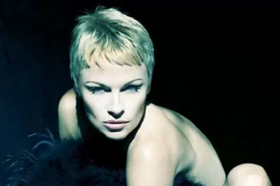 Pamela Anderson celebra su divorcio con un desnudo