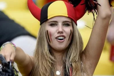 La aficionada belga convertida en modelo se quedó sin contrato por posar junto a un antílope muerto