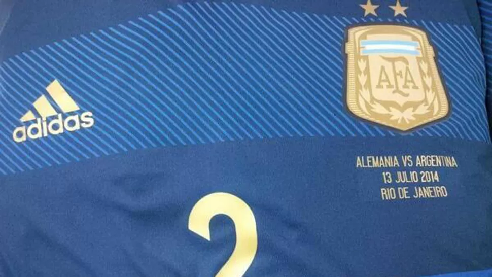 EDICIÓN ESPECIAL. Ya está confeccionada la camiseta azul que vestirá la Argentina en la final frente a Alemania.