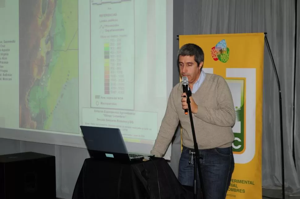 ACTUALIZACIÓN. Fernando Ledesma, técnico de la Eeaoc, se refiere a los resultados obtenidos con diferentes cultivares de soja en Tucumán. gentileza eeaoc