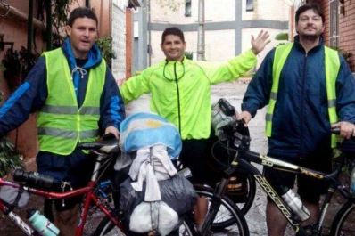 Tres argentinos viajaron al Mundial en bicicleta con una acción solidaria