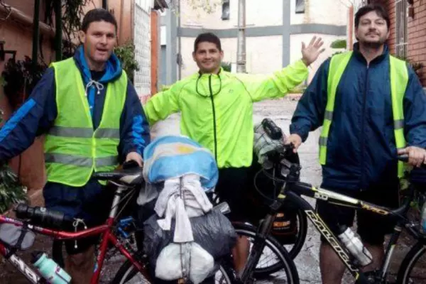 Tres argentinos viajaron al Mundial en bicicleta con una acción solidaria