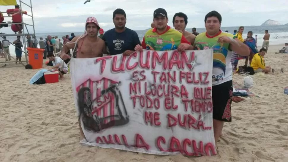 CON EL “TRAPO”. Un grupo de hinchas de San Martín llevó su bandera hasta Copacabana. la gaceta / fotos de guillermo monti (enviado especial)