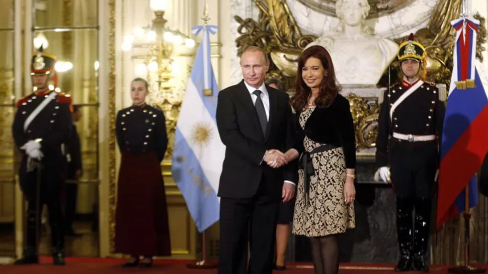 EN EL SALÓN BLANCO. Cristina le dio la bienvenida a su par ruso, Vladimir Putin. REUTERS