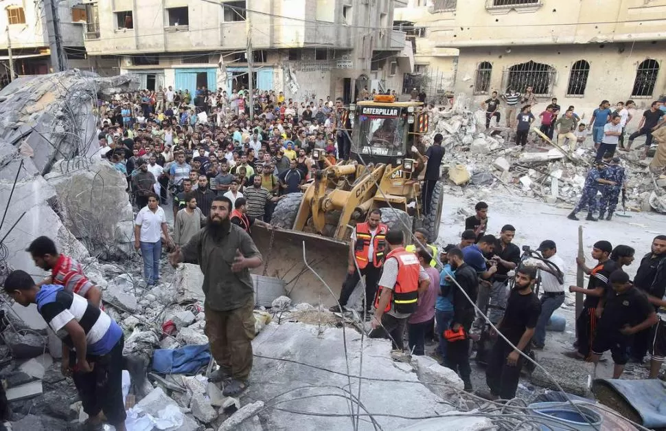 EN RAFAH. Palestinos buscan sobrevivientes en una casa bombardeada. reuters