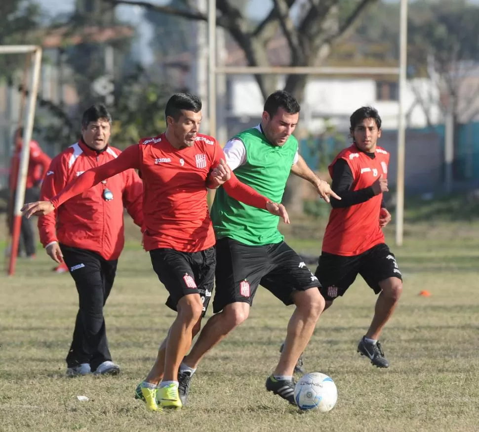 POR LA VUELTA. Luego de 11 temporadas en el fútbol asiático, Carlos Chacana (con el 9) regresará a los “santos”. 