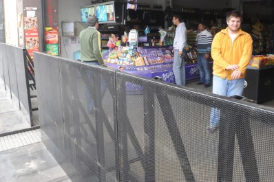 Algunos comercios fueron enrejados alrededor de la plaza Independencia