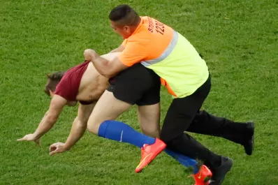 Video: Un hincha logró saltar al césped del Maracaná
