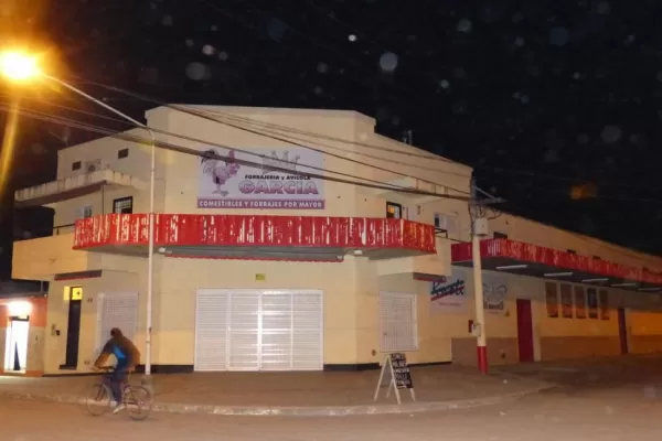 Dos hombres armados se llevaron $ 20.000 de una forrajería