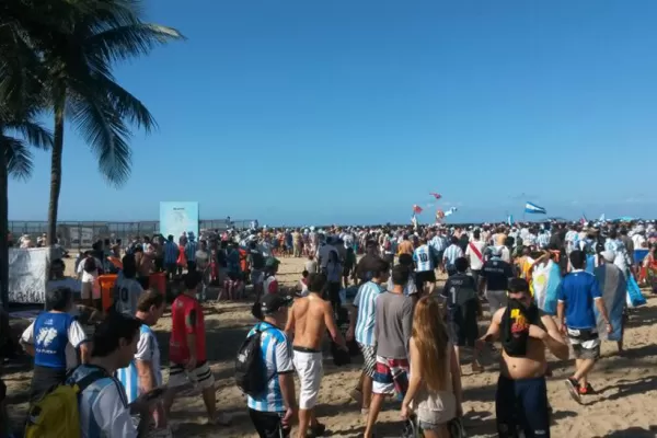 Los argentinos inundaron el fan fest de Copacabana
