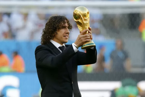 Carles Puyol entregó la Copa del Mundo