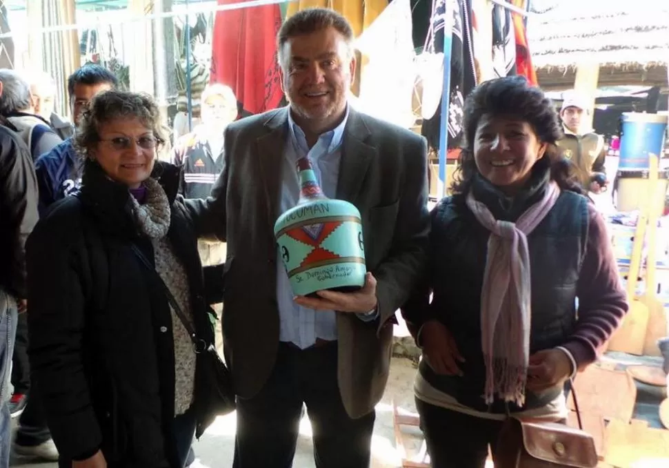EN LA FERIA. En Simoca, Amaya posó con una vasija que le regalaron, con la leyenda “Amaya gobernador”. fotos de domingo amaya / facebook.com