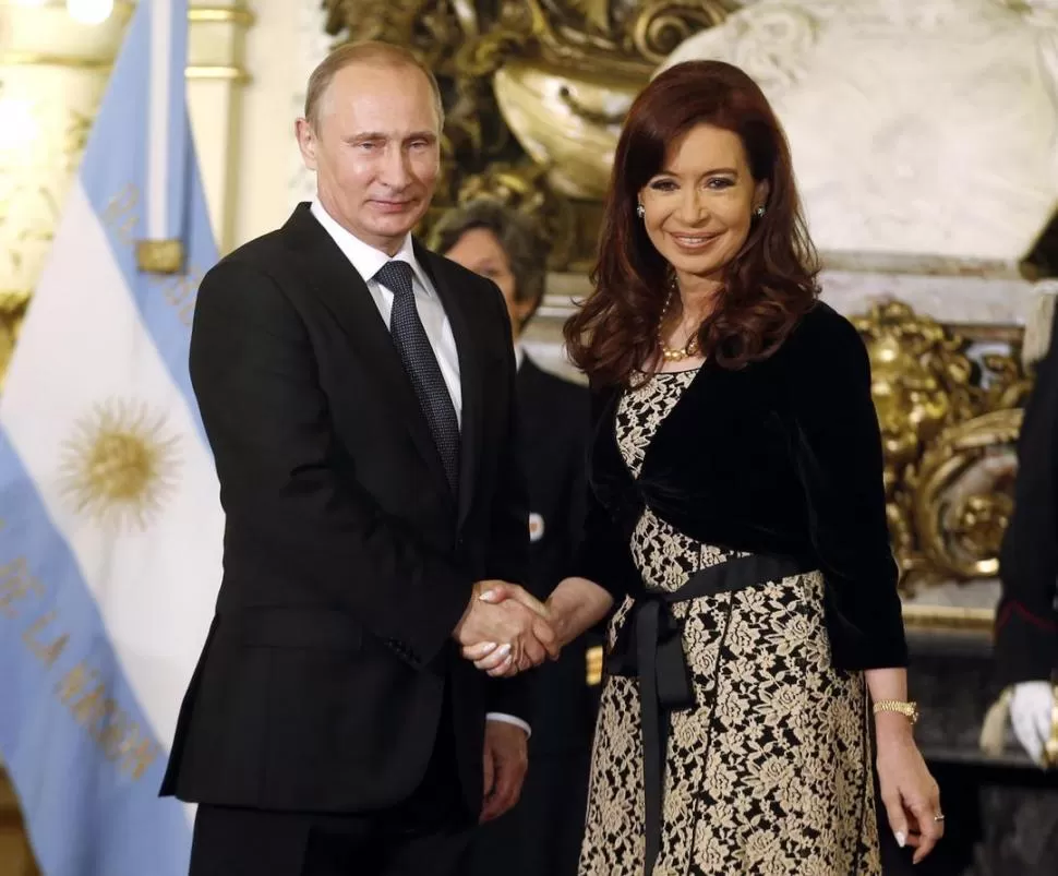 APRETON DE MANOS. Putin y Cristina, luego de firmar protocolos de intercambio, y ambos resaltaron que servirán para una cooperación más sólida. reuters
