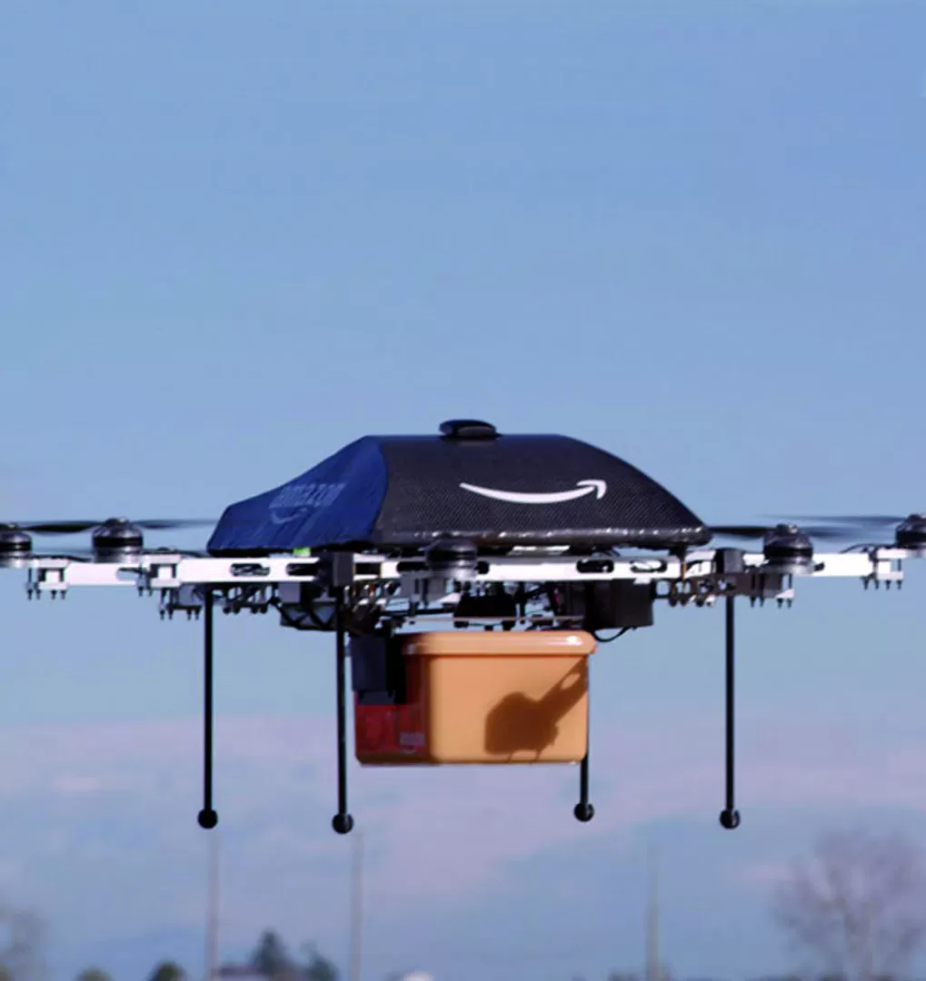 AHORRO Y RAPIDEZ. Amazon quiere llevar los paquetes de hasta 2,3 kilos con drones, el 86% de sus ventas.  