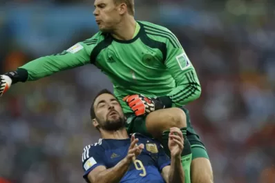 El árbitro italiano Rizzoli dijo que no fue penal la polémica jugada de Higuaín