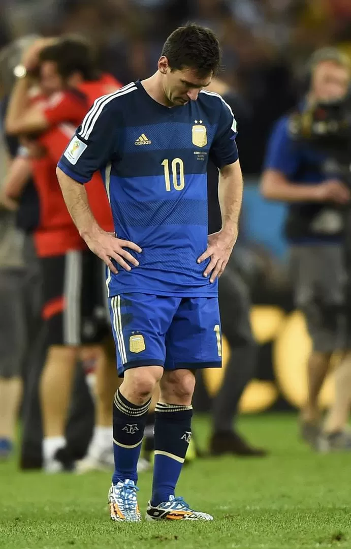 MIRADA PERDIDA. Messi no pudo gravitar en los últimos partidos del Mundial y Argentina sintió notablemente su bajón. 