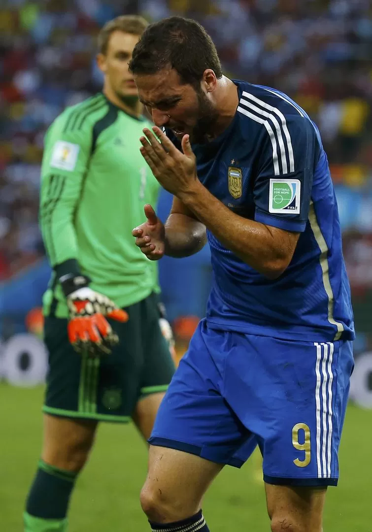 ESTA VEZ NO PUDO. Gonzalo Higuaín perdió un gol, gritó otro que no fue y sufrió el rigor del topetazo del arquero Neuer. reuters