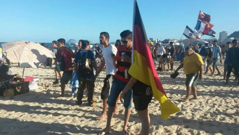 EL MAL AJENO LOS HIZO FELICES. Los brasileños ayer apoyaron a los alemanes. Cruzaron cargadas con los hinchas argentinos y ni bien Götze marcó el 1-0 desataron una fiesta en las playas cariocas.  