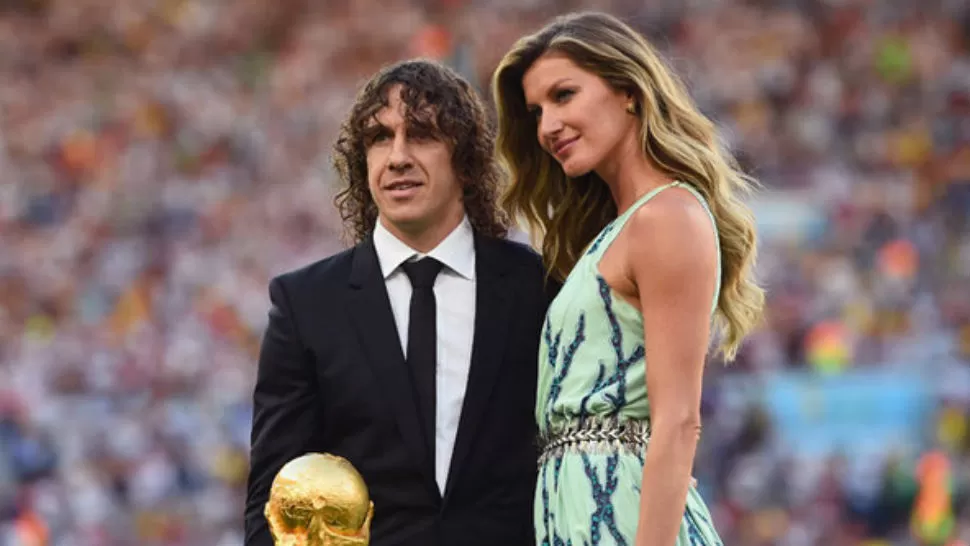 JUNTOS. Gisele Bündchen y Carles Puyol entregan la copa del Mundial de Brasil 2014. REUTERS