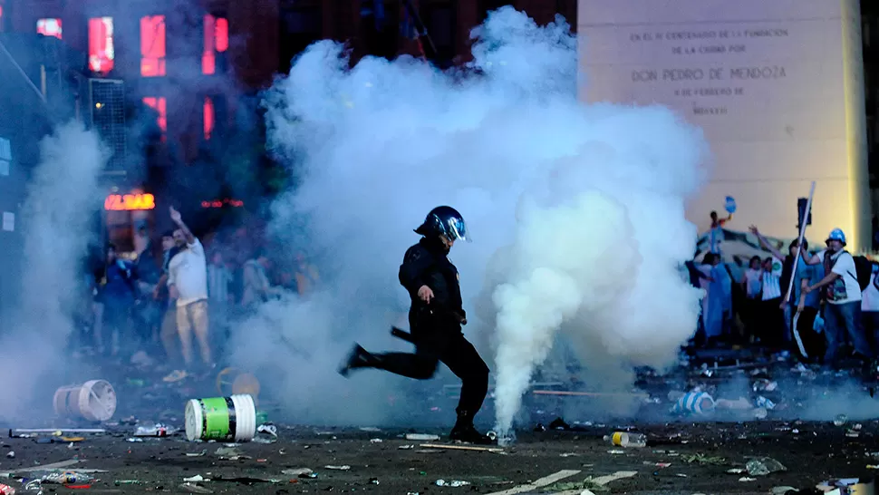 EL PEOR FINAL. Algunos manifestantes se enfrentaron con la Policía en medio de los festejos. REUTERS