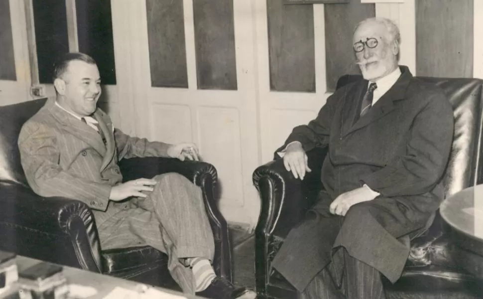 DOCTOR ZOILO CANTÓN. En junio de 1944, sentado a la derecha, conversa con nuestro director, Enrique García Hamilton, durante su visita a LA GACETA.    la gaceta / archivo