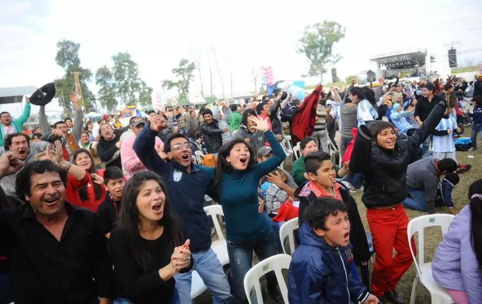 DESAZÓN. La gente festejó el gol de Higuaín que fue anulado.  