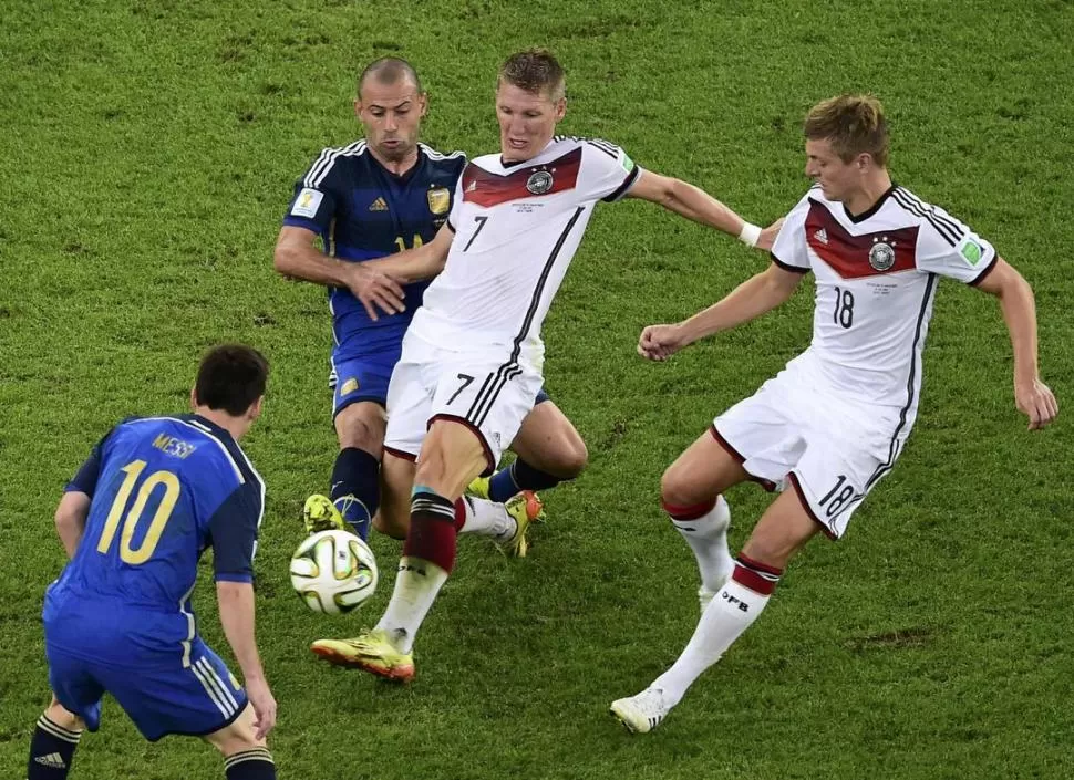 PERRO DE PRESA. Mascherano acosando a Schwensteiger, una instantánea que se repitió a lo largo de todo el partido. 